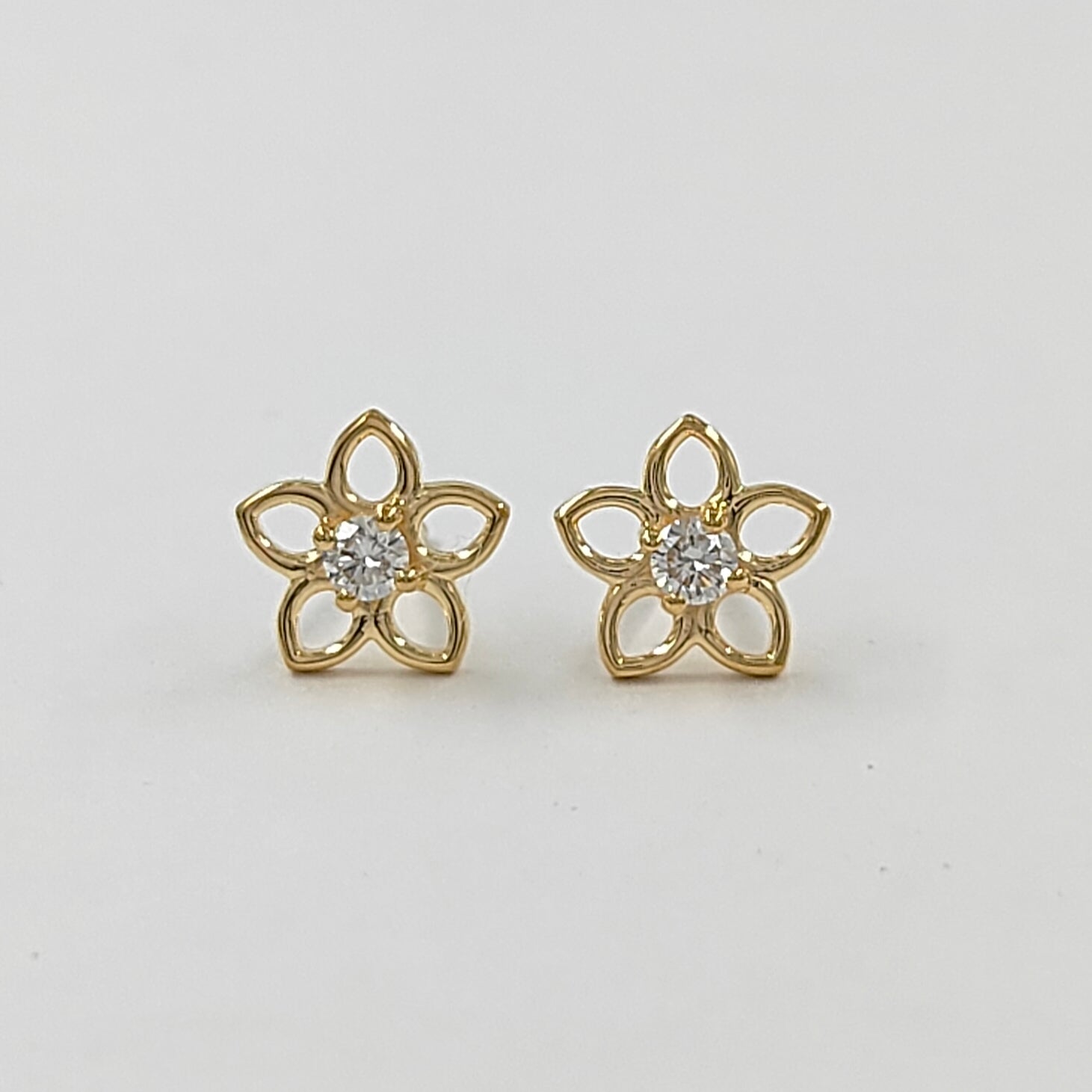 Sparkly Daisy Lab Diamond Stud